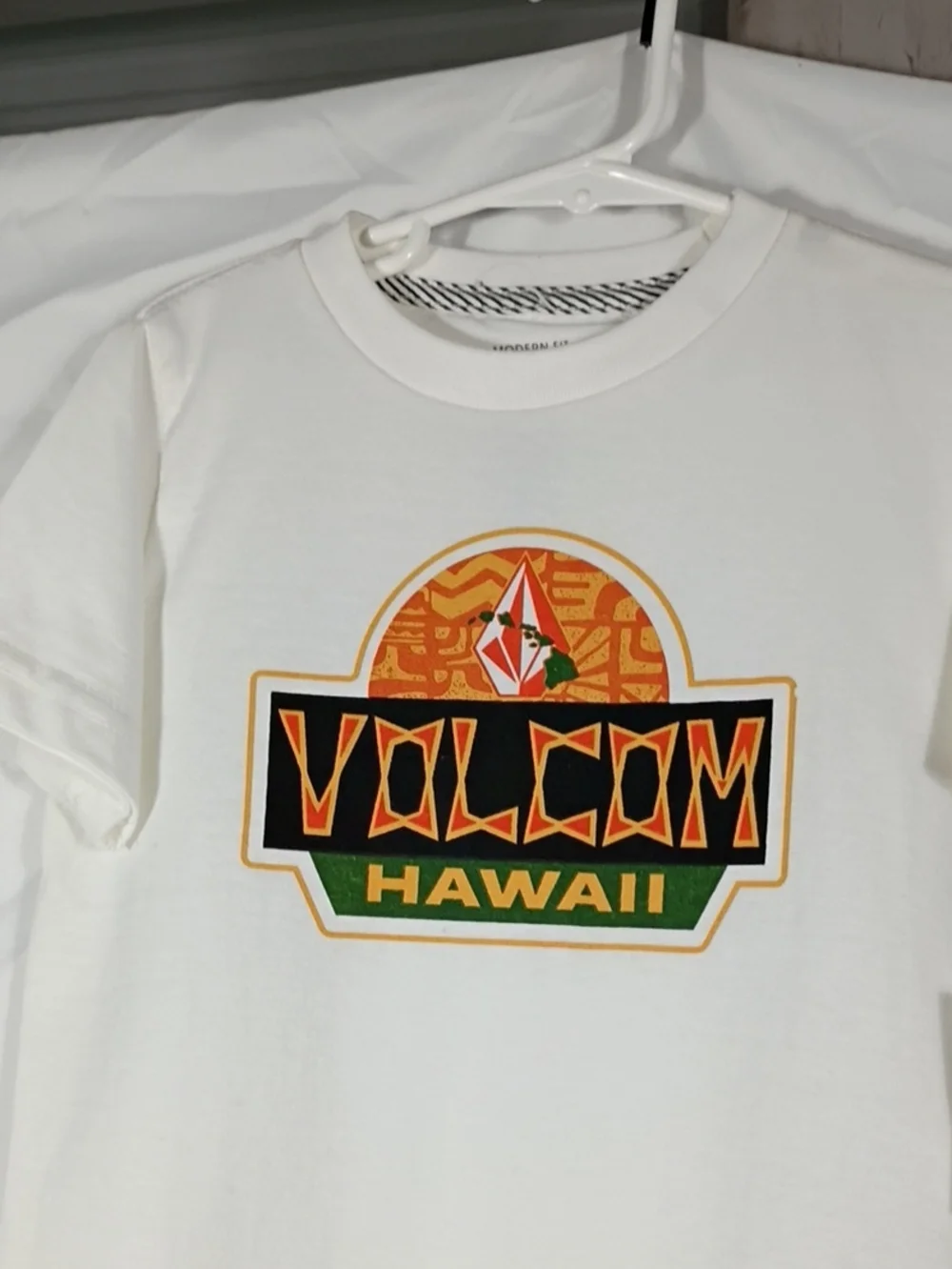 NWT Volcom Hawaii Graphic Tee Off White with Orange & Green Logo Boys Size 4T
